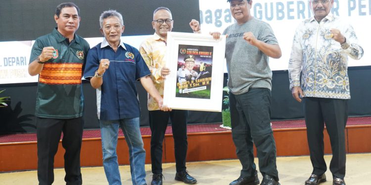 Gubernur Kalsel H Sahbirin Noor atau Paman Birin saat menerima Golden Award V Siwo Pusat Kategori Gubernur Peduli Olahraga. (foto : smr)