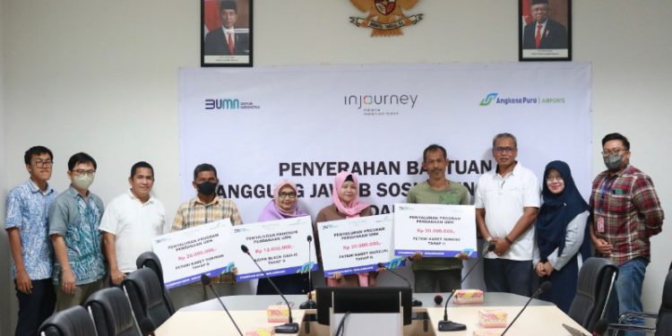 Penyaluran program bantuan dana UMK Kalsel di Kantor Administrasi Bandar Udara Internasional Syamsudin Noor. (foto :  istimewa)