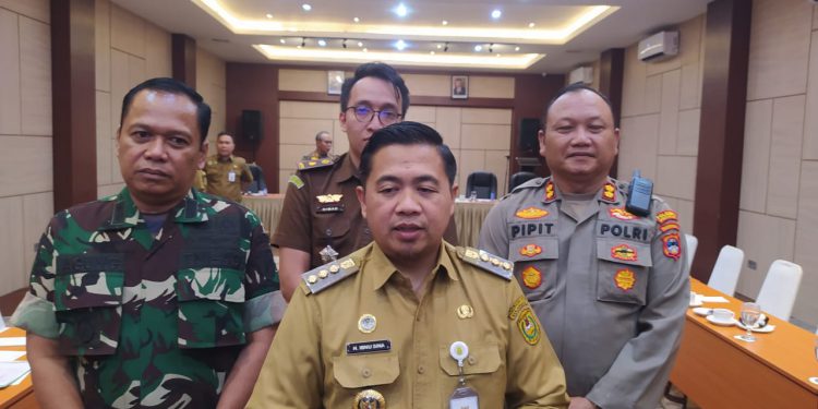 Walikota Banjarmasin H Ibnu Sina bersama unsur Forkopimda setempat saat menyampaikan imbauan saat perayaan Nataru, usai rapat koordinasi Forkompinda di Hotel Roditha. (foto : shn)