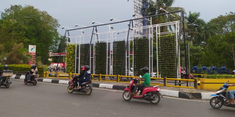 Taman Vertikal di sela jembatan kembar depan SPBU Sabilal Muhtadin di Jalan Jenderal Sudirman Banjarmasin. (foto : shn)