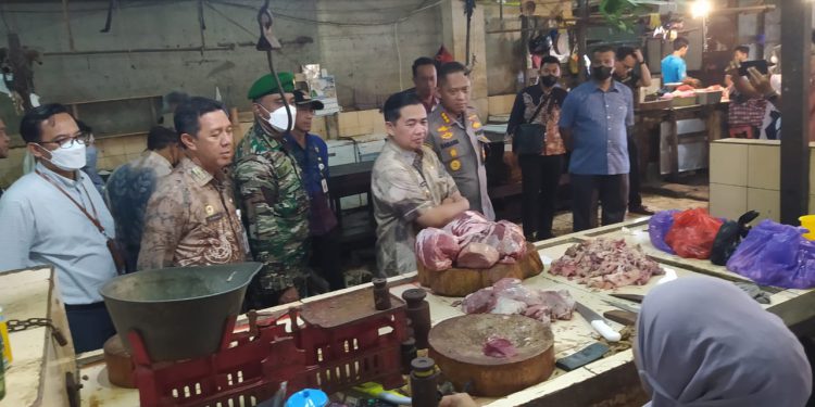 Walikota Banjarmasin H Ibnu Sina bersama Forkopimda dan TPID setempat melakukan monitoring harga kebutuhan pokok di Pasar Sentra Antasari. (foto : shn)