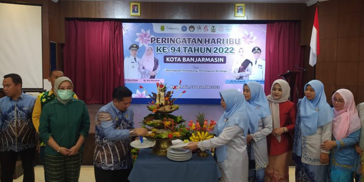 Pemotongan tumpeng oleh Walikota Banjarmasin H Ibnu Sina didampingi istri Siti Wasilah pada peringatan Hari Ibu. (foto : shn)