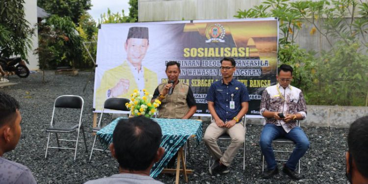 Wakil Ketua Komisi II DPRD Kalsel, Muhammad Yani Helmi saat sosialisasi Ideologi Pancasila dan Wawasan Kebangsaan. Berlokasi di Desa Sarigadung, Kecamatan Simpang Empat, Kabupaten Tanah Bumbu. (foto : istimewa)