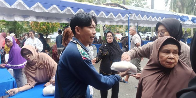 Warga saat membeli beras lokal yang disediakan di Pasar Murah di Halaman Parkir Pasar Sentra Antasari. (foto : shn)