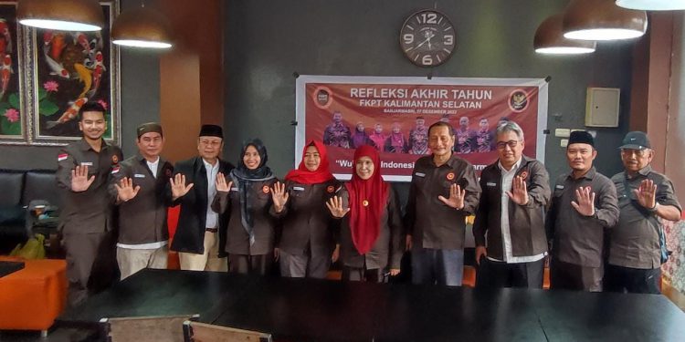 Jajaran pengurus FKPT Kalsel berfoto bersama usai kegiatan refleksi.