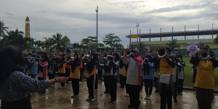 Latihan bersama kelompok drumband Banjarmasin dan Banjarbaru di SKB Mulawarman. (foto : shn)