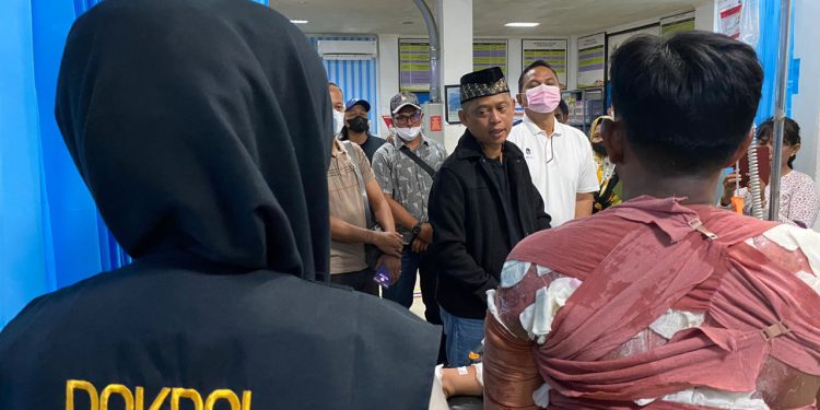 Kapolresta Banjarmasin Kombes Pol Sabana Atmodjo Martosumito SIK yang juga mewakili Kapolda Kalsel saat menjenguk anggota polisi dan istri yang menderita luka bakar.