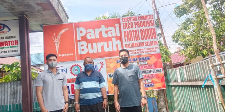 Jajaran pengurus Executive Commitee (Exco) Partai Buruh Kalsel saat menggelar acara Silaturahmi bersama Personel Subdit Politik Dit Intelkam Polda Kalsel. (foto : putza)