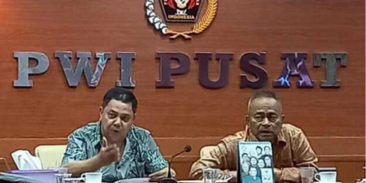 Pleno Pengurus Harian PWI Pusat yang dipimpin Ketua Umum PWI Pusat Atal S Depari, terkait polemik Umbaran Wibowo. (foto : istimewa)