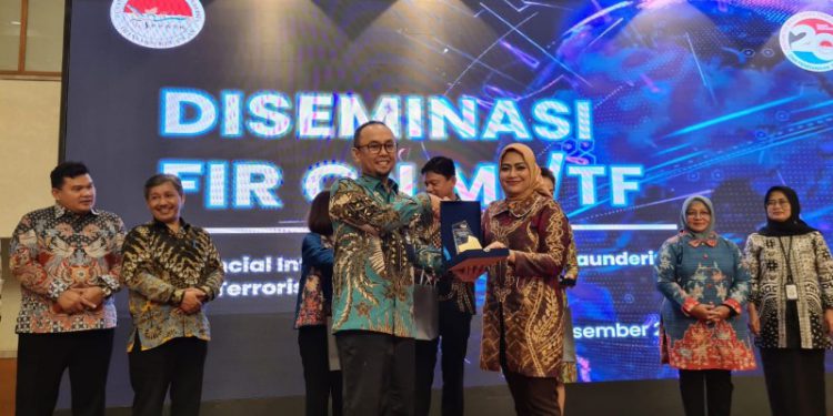 Piagam Penghargaan diterima Bank Kalsel diwakili Kepala Bagian APU & PPT Divisi Manajemen Risiko Bank Kalsel, Gessy Mayriris Pasaribu. (Humas Bank Kalsel)