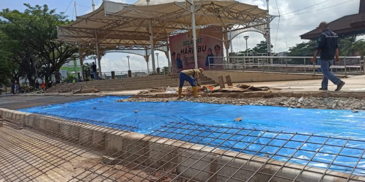 Proyek tratoar di depan Balaikota Banjarmasin yang masih dikerjakan. (foto : shn)