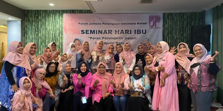 Forum Jurnalis Perempuan Indonesia (FJPI) Provinsi Kalsel foto bersama usai menggelar seminar Hari Ibu, di Hotel Batung Batulis. (foto : sdy)