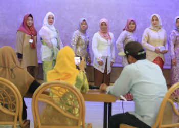 Peringatan Hari Ibu, Para Istri Wartawan Kalsel Bergaya Bak Model di Catwalk