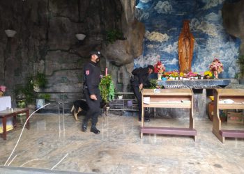 Turunkan Anjing Pelacak, Sat Brimob Polda Kalsel Lakukan Sterilisasi di Sejumlah Gereja