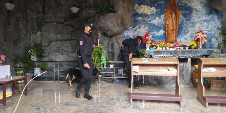 Tim Sat Brimob Polda Kalsel bersama anjing pelacak saat melakukan sterilisasi gereja. (foto : shn)