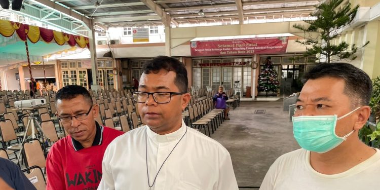 MSF Pastor Paroki Katedral Banjarmasin Ignasius Tari saat diwawancarai wartawan. (foto : shn)