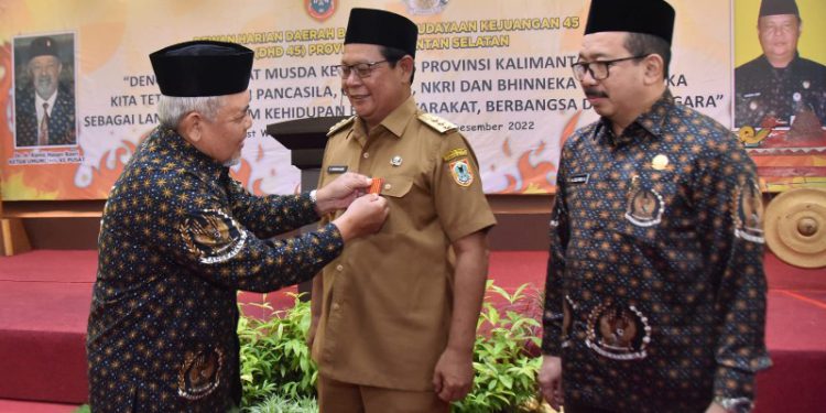 Medali kejuangan dari DHN 45 disematkan Sekjen DHN 45 Brigjen TNI (Purn) Dr H Ma’sum Amin kepada Gubernur Kalsel Sahbirin Noor. (foto : Humas Pemprov Kalsel)