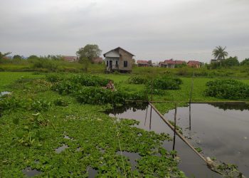 Tak Ada Akses Jalan sejak Banjir 2020 Silam, Halimah Terpaksa Gunakan Rakit untuk Keluar Rumah 