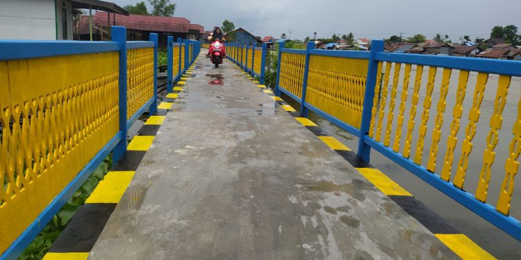 Titian Murung Selong yang dibangun dengan betonisasi membuat warga tak waswas lagi melintas. (foto : shn)