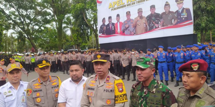 Wakapolda Kalsel Brigjen Pol Mohamad Agung Budijono diwawancarai di sela apel gabungan. (foto : shn)