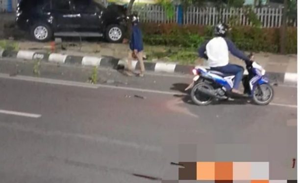 Jasad korban tergeletak di tengah jalan setelah ditabrak Mobil Fortuner.