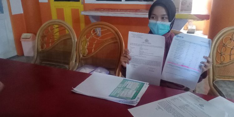 Rahmah, korban SNIFFING saat menceritakan kronologis kejadian hingga uang di rekening dikuras hingga Rp 35 juta lebih. (foto : smr)