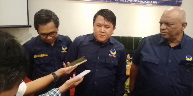 Wakil Ketua DPW Partai Nasdem Kalsel Rudy Djong saat diwawancarai di sela kegiatan konsolidasi DPD Partai Nasdem Banjarmasin. (foto : smr)