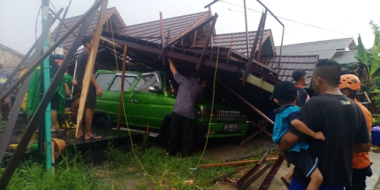 Rumah ambruk yang menimpa dua unit mobil di Jalan Jeruk Purut, Sungai Andai. (foto : smr)