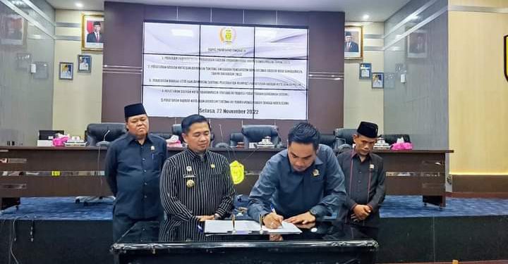 PENANDATANGANAN: Unsur Pimpinan DPRD dan Wlikota Banjarmasin melakukan penandatanganan nota kesepakatan terkait Anggaran Pendapatan Belanja Daerah (APBD) Kota Banjarmasin Tahun 2023 yang dipatok Rp.2,5 triliun.