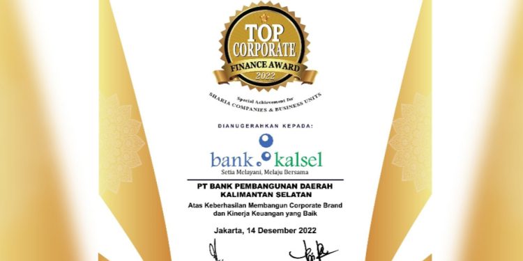 Penghargaan TOP Corporate Finance Award 2022 Special Achievement for Sharia Companies & Business Units yang diraih Bank Kalsel.