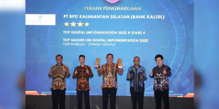 Kepala Divisi Sekretaris Perusahaan Bank Kalsel Suriadi mewakili Dirut Bank Kalsel menerima TOP DIGITAL Award 2022 Majalah IT Work. (foto : Humas Bank Kalsel)