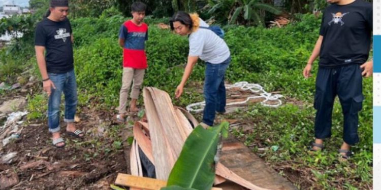 Petugas saat melakukan olah TKP dan identifikasi terhadap mayat yang ditemukan di Sungai Barito.