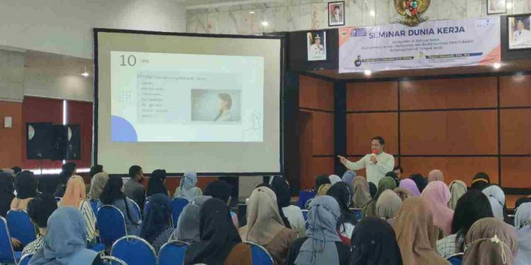 Assisten Manager Corporate & Marketing Communication Bank Kalsel Septian Reiswandy saat memberikan paparan pada Seminar Dunia kerja yang digelar Bank Kalsel dan PPAK LPPM ULM Banjarmasin.