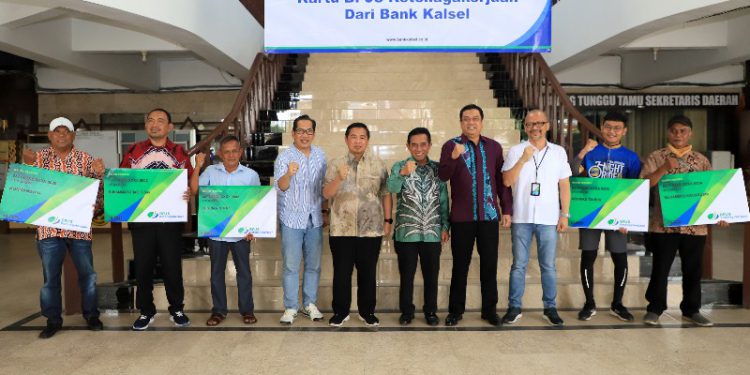 Foto bersama usai penyerahan bantuan kepada lima perwakilan Ketua RT di Banjarmasin oleh Direktur Kepatuhan Bank Kalsel IGK Prasetya kepada Walikota Banjarmasin H Ibnu Sina didampingi Wakil Walikota Banjarmasin H Arifin Noor. (foto : Humas Bank Kalsel)