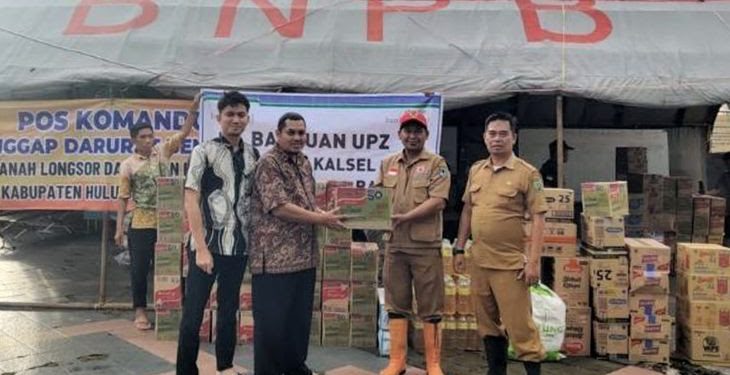 Perwakilan UPZ Bank Kalsel menyerahkan bantuan korban terdampak banjir di HSU. (foto : Bank Kalsel)