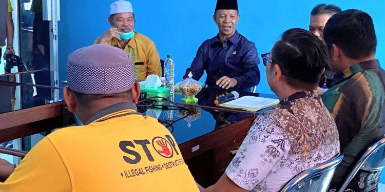 Wakil Ketua Komisi II DPRD Kalsel, Muhammad Yani Helmi dan Anggota Komisi II DPRD Kalsel, Burhanuddin saat Kunjungan Kerja di PPI Batulicin. (foto : istimewa)