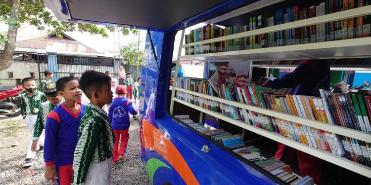 Murid SDN Tanjung Pagar 1 saat menyambangi mobil Pusling Palnam yang hadir di sekolah. (foto : istimewa)