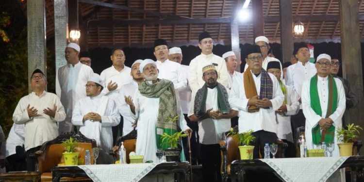 Gubernur Kalsel H Sahbirin Noor bersama ulama dan jemaah saat majelis keagamaan di Alam Roh 88. (foto : Adpim Pemprov Kalsel)