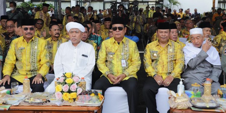 Gubernur Kalsel H Sahbirin Noor didampingi ulama, tokoh masyarakat dan pejabat pemerintahan saat menghadiri peringatan Harjad Batola. (foto : Biro Adpim Pemprov Kalsel)