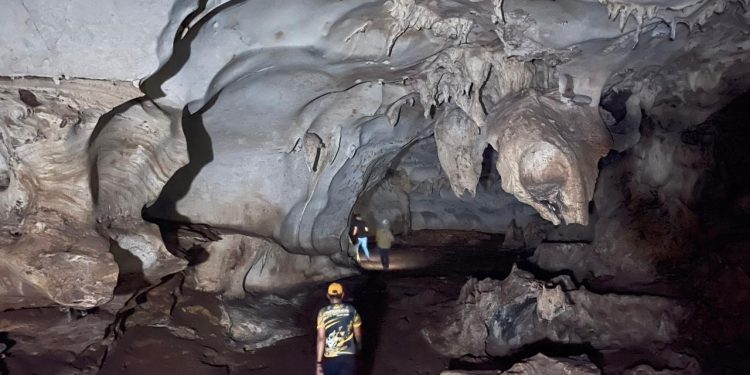 Tim Geopark meratus bersama Sekdaprov Kalsel saat eksplorasi Goa Liang Bangkai. (foto : istimewa)