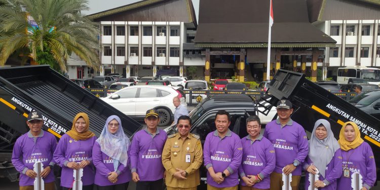 Walikota Banjarmasin H Ibnu Sina bersama jajaran foto bersama dengan pihak DPRD Banjarmasin usai penyerahan pikap operasional Germas 100 Ribu B’babasah di Siring Balaikota Banjarmasin. (foto : shn)