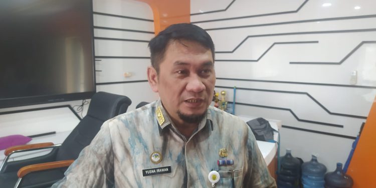 Kepala Disdukcapil Banjarmasin Yusna Irawan saat diwawancarai terkait stok E-KTP. (foto : shn)