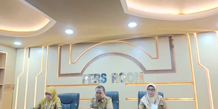 Kepala DPPKBPM Banjarmasin Helfianoor saat menyampaikan target dan upaya penurunan stunting saat jumpa pers di ruang press room Balaikota Banjarmasin. (foto : shn)