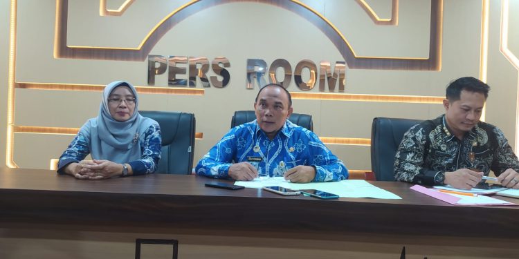 Kepala Dinsos Banjarmasin Dolly Syahbana saat jumpa pers dengan awak media di Pressroom Balaikota Banjarmasin. (foto : shn)