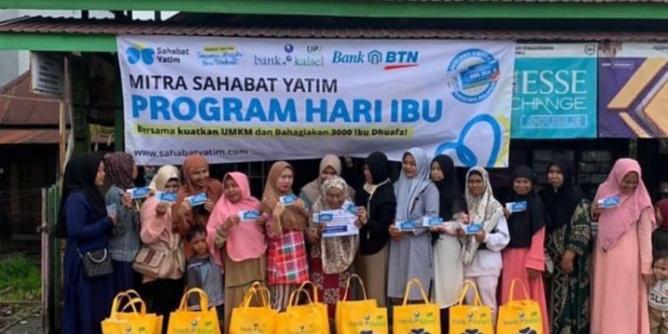 Bank Kalsel menyerahkan bantuan voucher belanja sembako kepada ibu-ibu dhuafa dan lansia. (foto : Bank Kalsel)