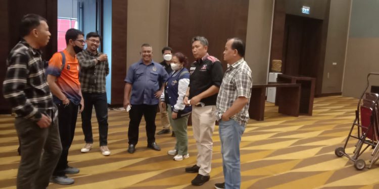 Staf Kemenpora Syarif Syaifulloh, EO Didit Mahadi Kabar, Sekretaris Siwo PWI Pusat Suryansyah dan Ketua Siwo PWI Sumut Johny Ramadhan Silalahi, meninjau venue Seminar Olahraga dan Rakernas Siwo di Medan. (foto : istimewa)