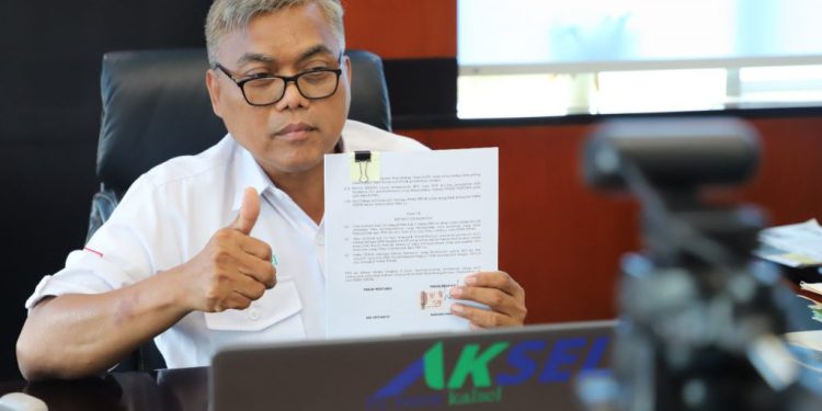 Dirut Bank Kalsel Hanawijaya menunjukan surat kerjasama dengan BP Tapera. (foto : Humas Bank Kalsel)