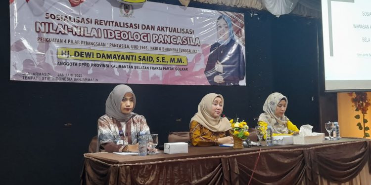 Anggota DPRD Kalsel Hj Dewi Damayanti Said pada saat melaksanakan Sosialisasi revitalisasi dan aktualisasi nilai-nilai Ideologi Pancasila dengan mengundang mahasiswa dan mahasiswi STIE dan UIN. (foto : putza)