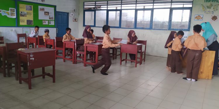 Aktivitas belajar mengajar di sekolah. (foto : shn)