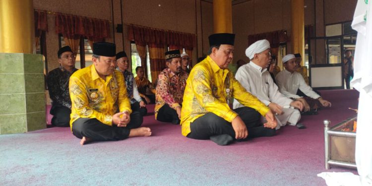 Gubernur Kalsel H Sahbirin Noor didampingi Guru Wildan dan Pj Bupati Batola Mujiyat ziarah ke makam Datuk Abdussamad, Marabahan. (foto : Biro Adpim Pemprov Kalsel)